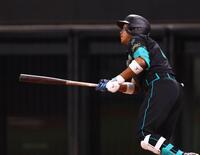 ４回、右越えにソロを放つ万波（撮影・中島達哉）