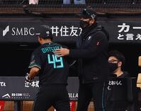 １回、レイエスの同点犠飛で生還した大塚（左）を迎える新庄監督（撮影・中島達哉）