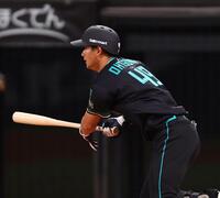 １回、プロ初打席でプロ初安打となる二塁打を放つ大塚（撮影・中島達哉）