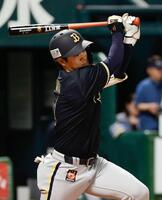 ５回、太田が右前に適時打を放つ