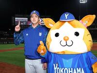 お立ち台でポーズをとる平良（左）＝撮影・北村雅宏