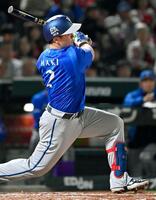 ６回、牧が中前に２点打を放つ