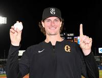 来日初勝利を挙げ、ウイニングボールを手に笑顔を見せるウィットリー（撮影・佐藤厚）