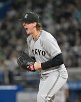 ７回、武岡を空振り三振に仕留め、雄たけびを上げる先発のウィットリー