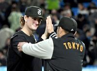 来日初勝利を挙げ、阿部監督（右）に迎えられるウィットリー（撮影・佐藤厚）