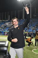 来日初勝利を挙げ、声援に応えるウィットリー