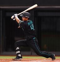 １回、プロ初打席でプロ初安打となる二塁打を放つ大塚（撮影・中島達哉）