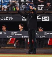 １回、大塚のプロ初安打となる記念球を求める新庄監督（撮影・中島達哉）