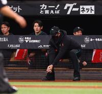 １回、大塚のプロ初安打の記念球を回収する新庄監督（撮影・中島達哉）