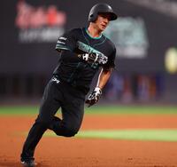 １回、打者・水野の安打で三塁へ向かう大塚（撮影・中島達哉）