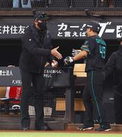 １回、レイエスの同点犠飛で生還した大塚（右）を迎える新庄監督（撮影・中島達哉）