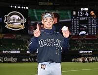 プロ初本塁打のボールを手に笑顔を見せる渡部