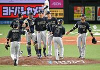 ソフトバンクに勝利し、喜び合うオリックスナイン