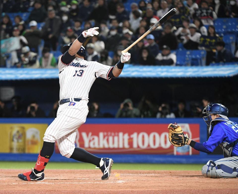 １６日のＤｅＮＡ戦で８回、オスナが空振りしたバットが川上球審に直撃する（撮影・佐藤厚）