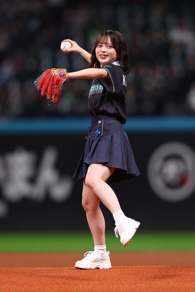 ファーストピッチセレモニーで投球するＡＫＢ４８・川村結衣（撮影・中島達哉）