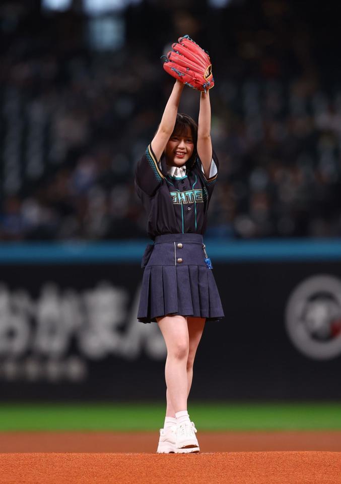 ファーストピッチセレモニーで投球するＡＫＢ４８・川村結衣（撮影・中島達哉）