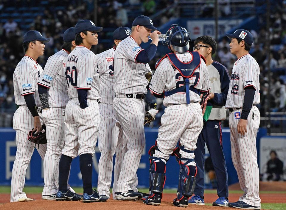 １回、先発のウォルターズ（中央）に声をかけるヤクルトナインら