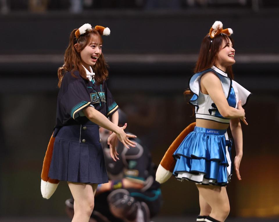 ファイターズガールときつねダンスを踊るＡＫＢ４８・花田藍衣（左）＝撮影・中島達哉