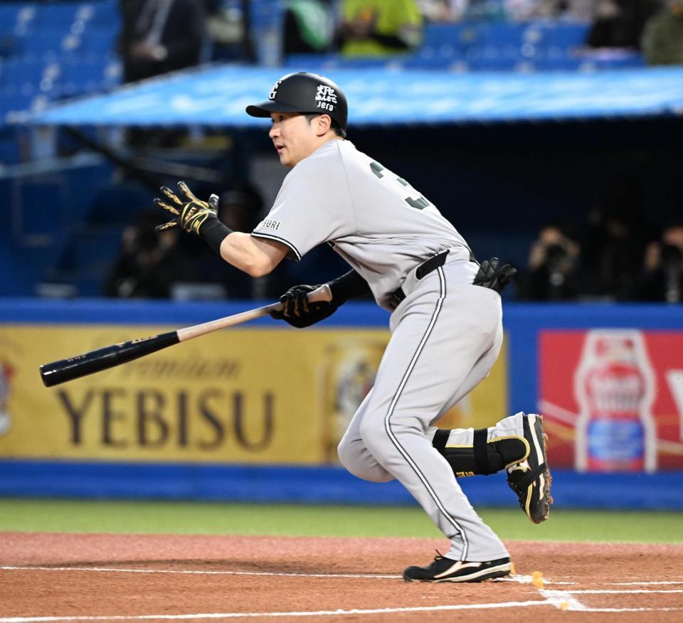 １回、泉口が左前打を放つ