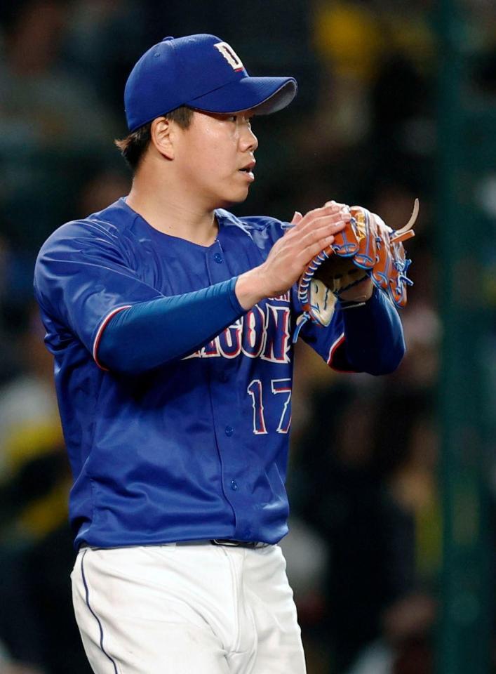 ５回を三者凡退に抑えグラブをたたく柳