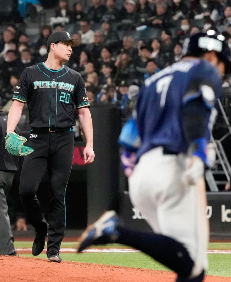 ７回、桑原（手前）に２ランを浴びた上原