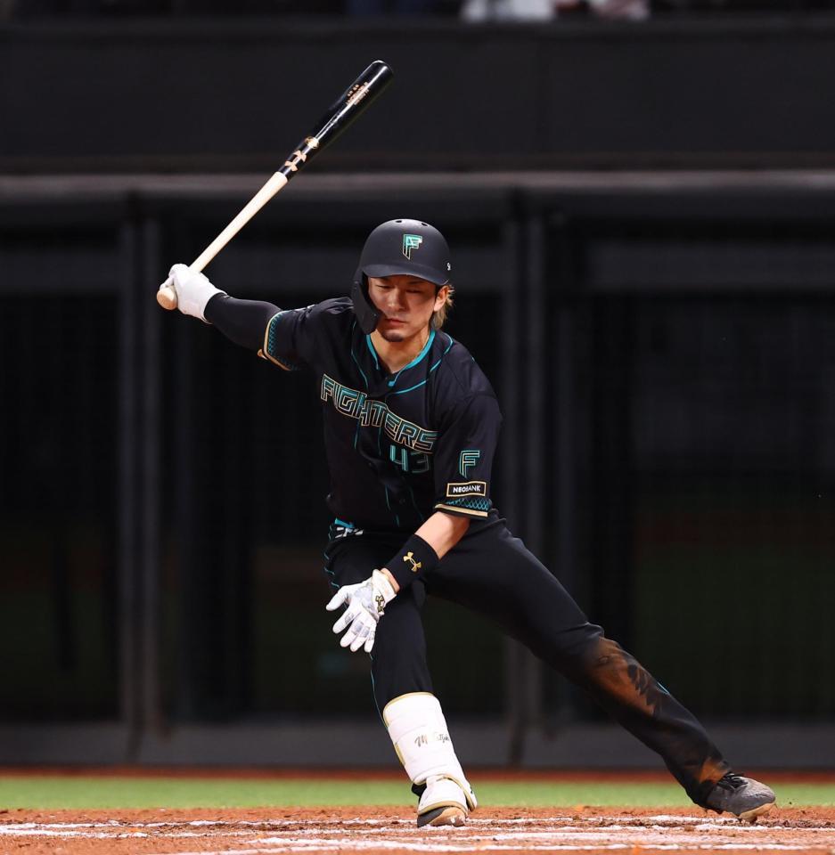 ８回、空振り三振を喫する水野（撮影・中島達哉）