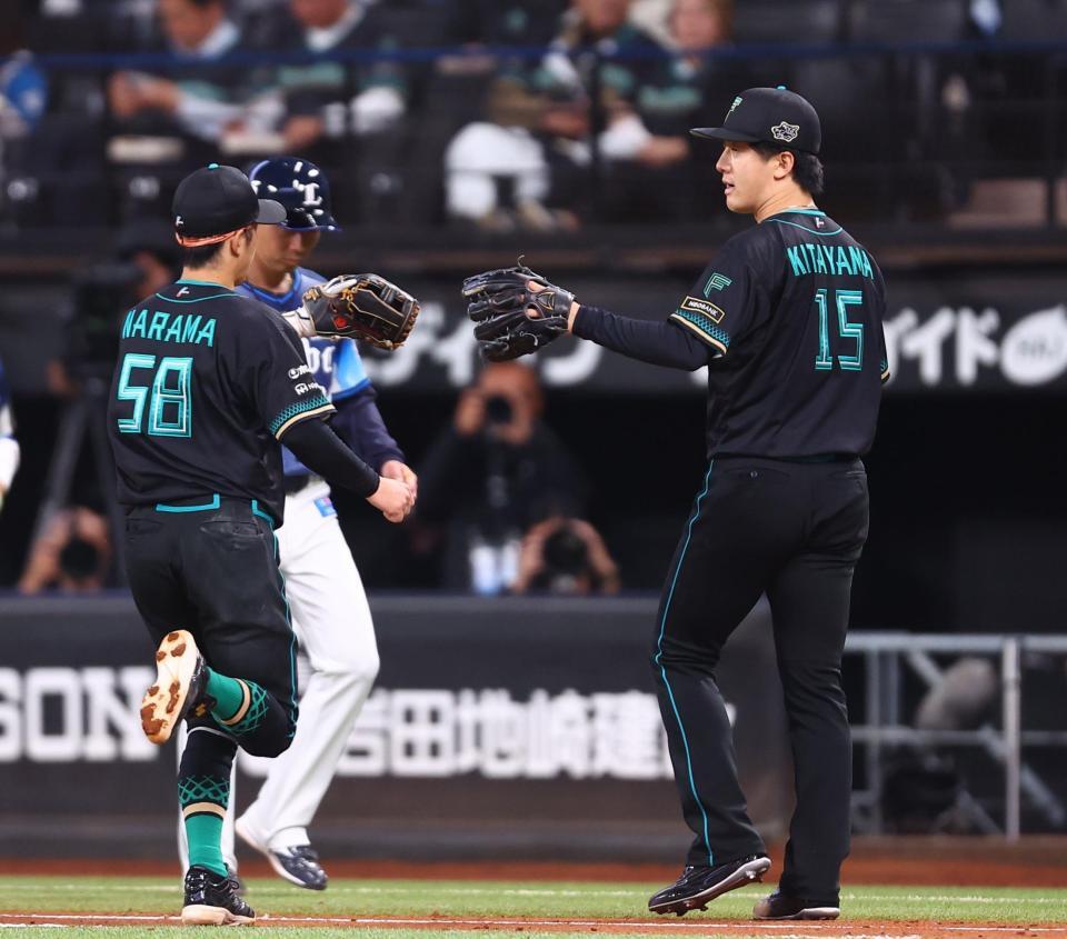 ６回を抑え、奈良間大己（左）を迎える北山（撮影・中島達哉）