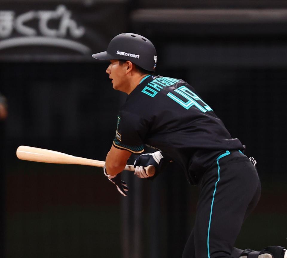 １回、プロ初打席でプロ初安打となる二塁打を放つ大塚（撮影・中島達哉）