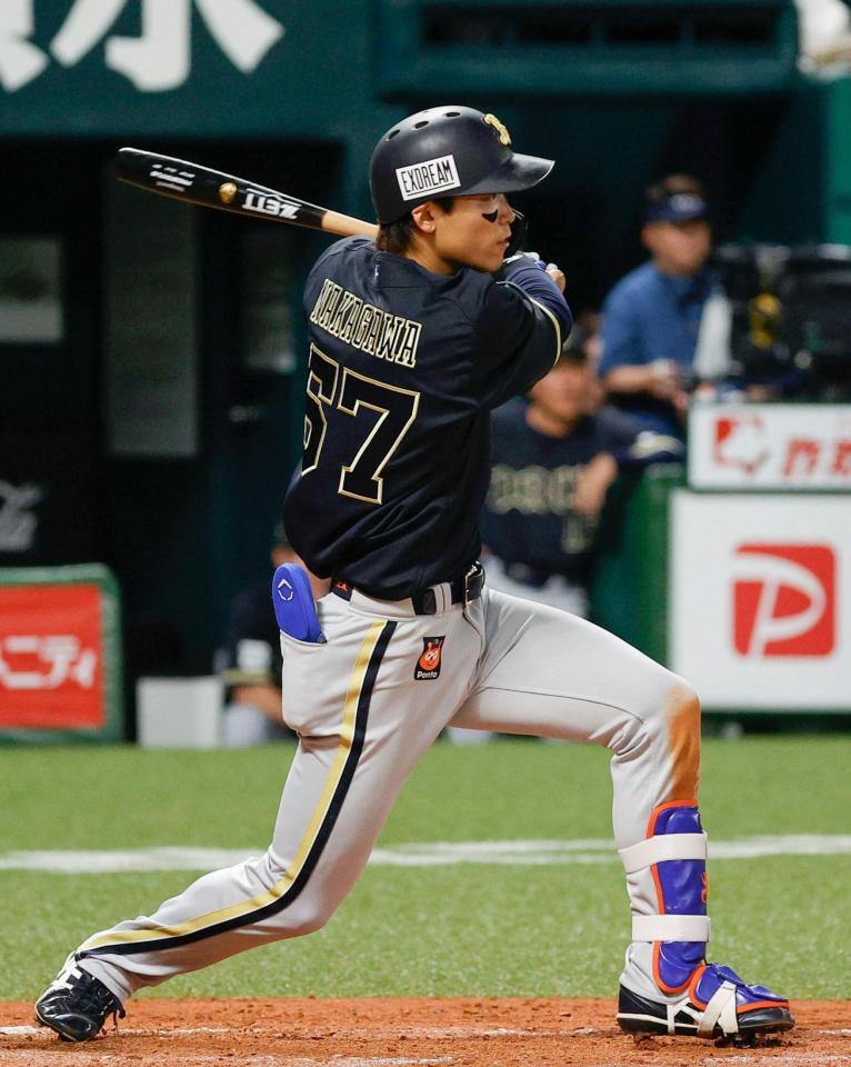 ２回、中川が左前に適時打を放つ