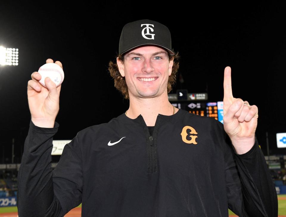 来日初勝利を挙げ、ウイニングボールを手に笑顔を見せるウィットリー（撮影・佐藤厚）