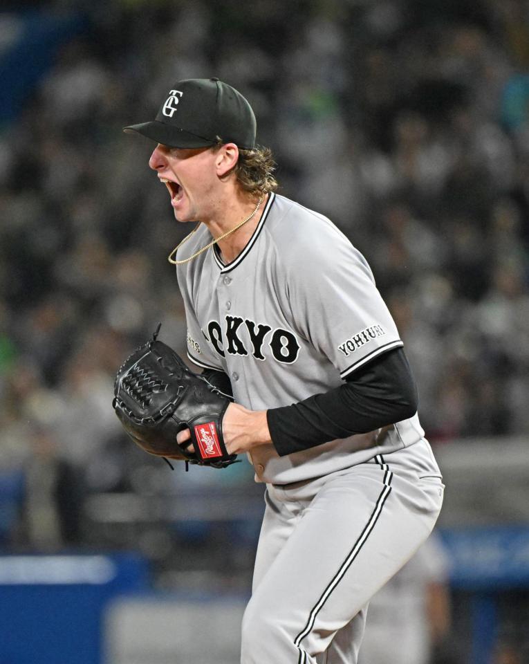 ７回、武岡を空振り三振に仕留め、雄たけびを上げる先発のウィットリー