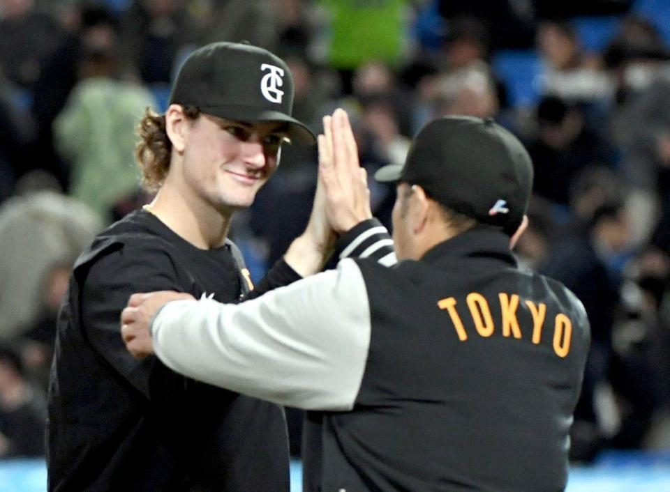 来日初勝利を挙げ、阿部監督（右）に迎えられるウィットリー（撮影・佐藤厚）