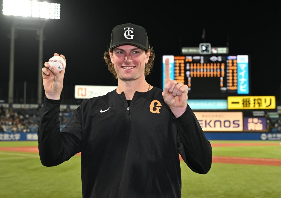 来日初勝利を挙げ、ウイニングボールを手に笑顔のウィットリー