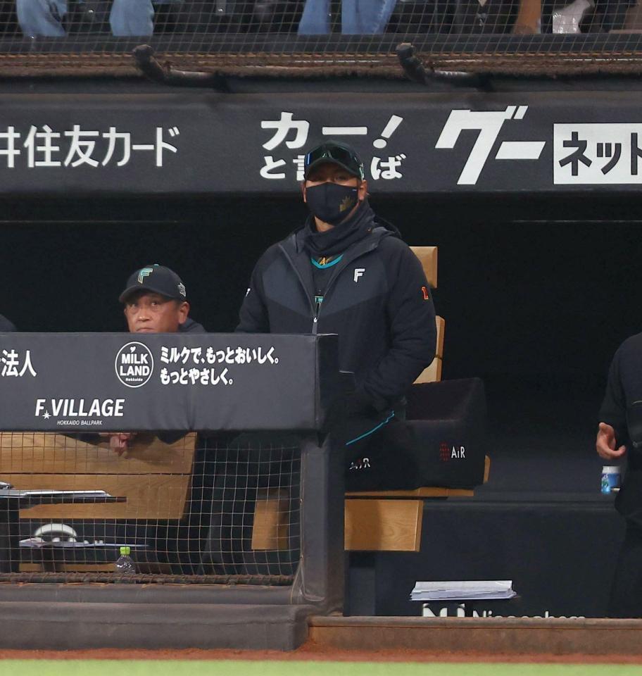 ８回、山村にソロを浴び、グラウンドを見つめる新庄監督（右）＝撮影・中島達哉