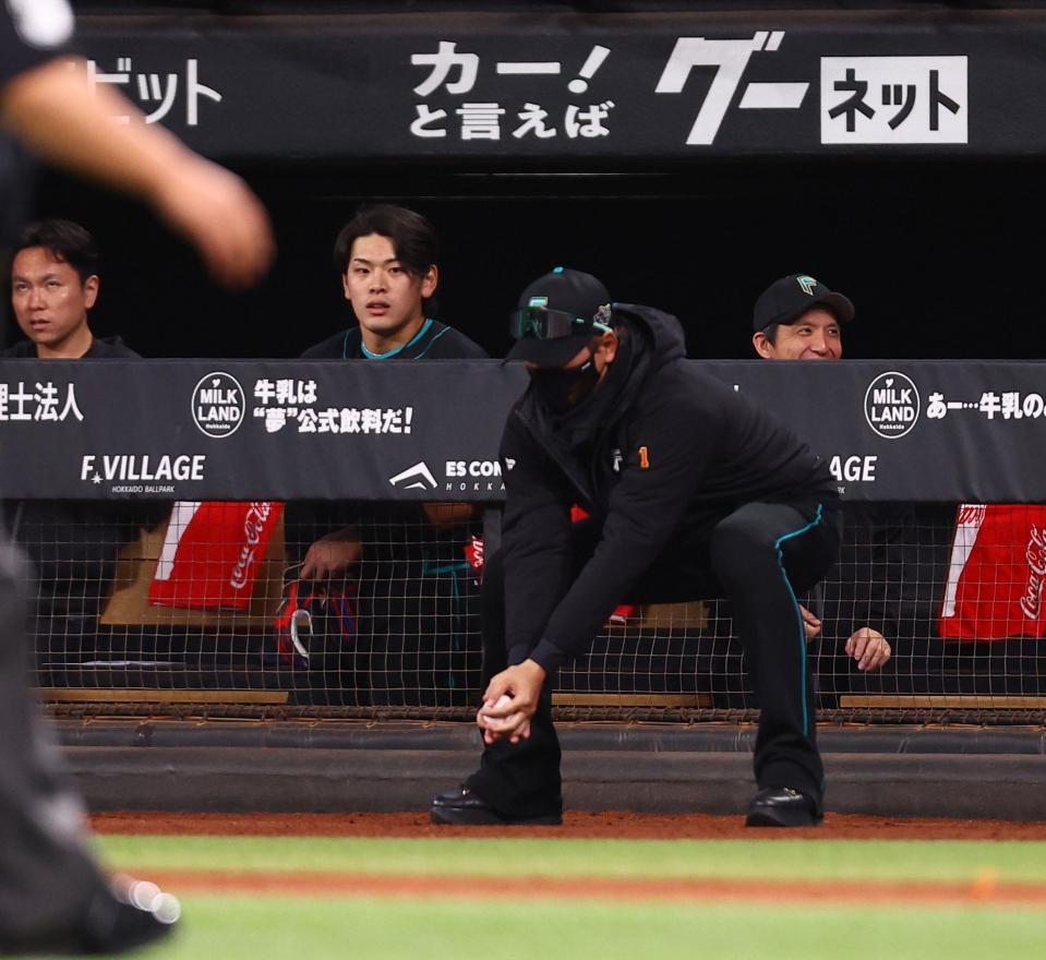 １回、大塚のプロ初安打の記念球を回収する新庄監督（撮影・中島達哉）