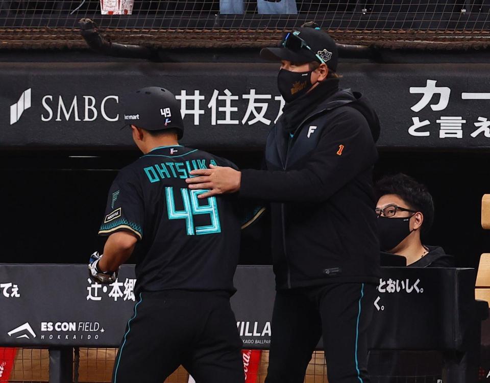 １回、レイエスの同点犠飛で生還した大塚（左）を迎える新庄監督（撮影・中島達哉）