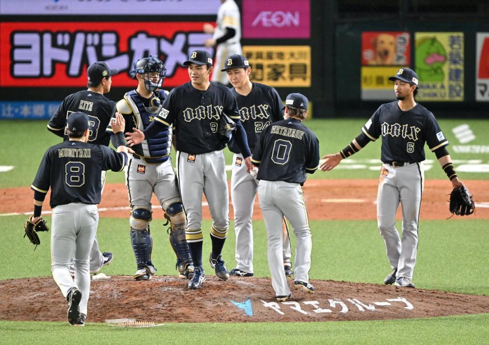ソフトバンクに勝利し、喜び合うオリックスナイン