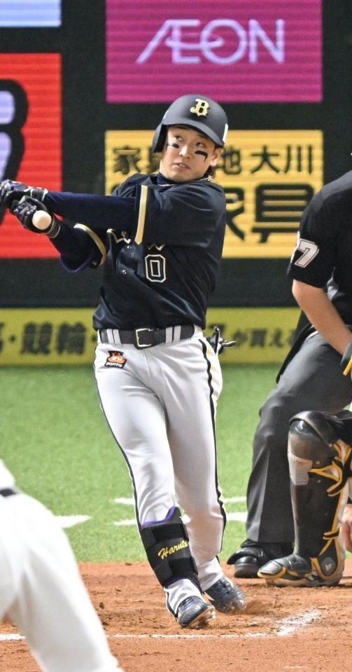 ８回、右越えにプロ初本塁打となる２ランを放つ渡部