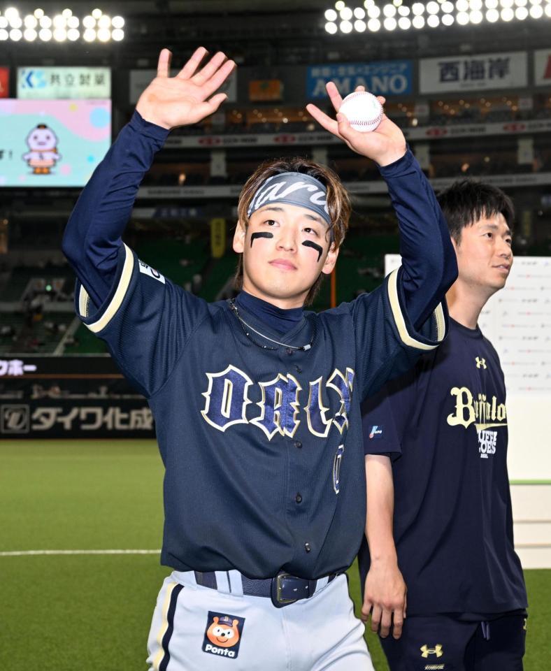 ファンに手を振りながら引き揚げる渡部