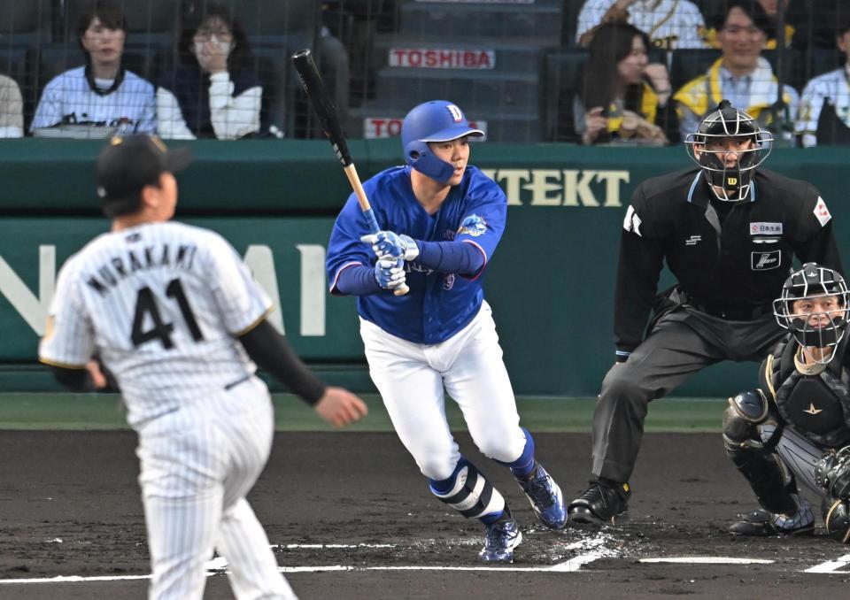 １回、先制打を放つ高橋周（撮影・飯室逸平）