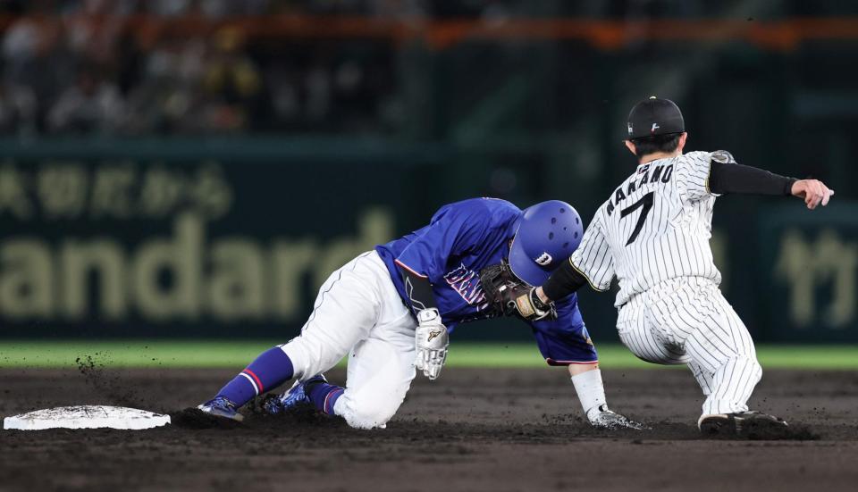 ３回、村松は盗塁を狙うもタッチアウトになる（撮影・山口登）