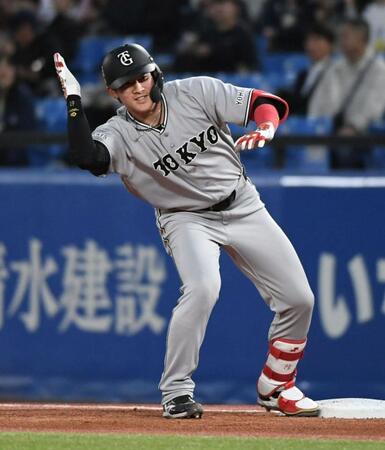 １回、増田陸は左翼へ２点適時打を放ち、お得意のポーズ（撮影・佐藤厚）