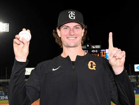 　来日初勝利を挙げ、ウイニングボールを手に笑顔を見せるウィットリー（撮影・佐藤厚）