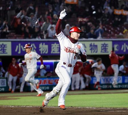 　１１回、村林が左前にサヨナラ打を放ちガッツポーズで一塁に向かう。奥は生還する辰己