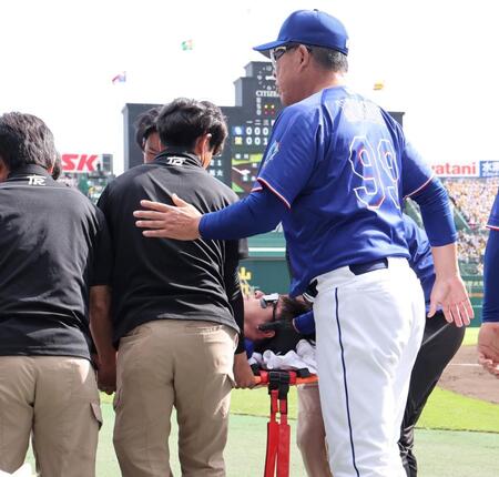 ３回、担架で運ばれる福永。右は井上監督（撮影・田中太一）