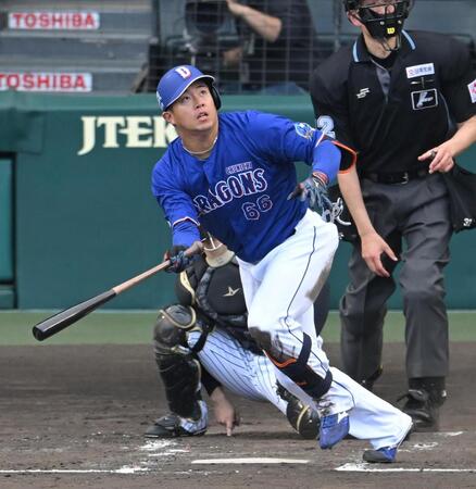 ４回、逆転２ランを放つ鵜飼（撮影・飯室逸平）