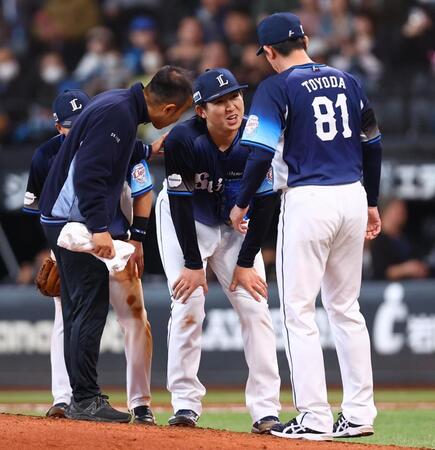 ６回、奈良間の打球が当たり、ひざに手をつく武内（中央）＝撮影・中島達哉