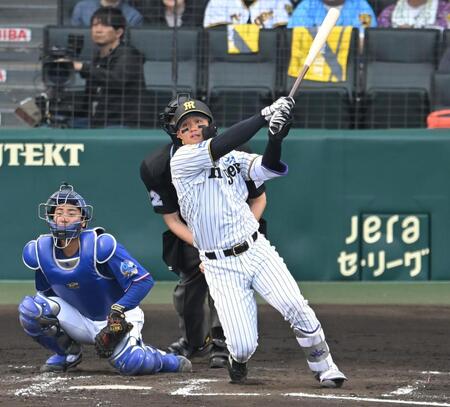 ７回、同点二塁打を放つ森下（撮影・飯室逸平）