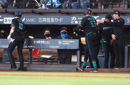 ６回、清宮幸の適時三塁打で生還した清水優（１０）、水谷（５３）を迎える新庄監督（中央）＝撮影・中島達哉