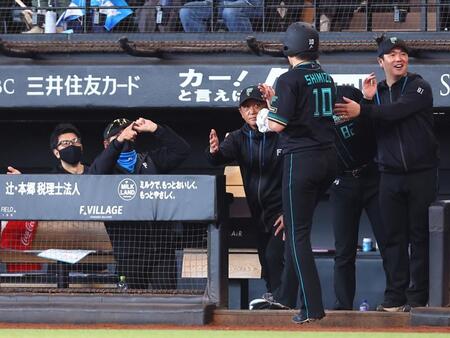 ６回、清宮幸の適時三塁打で生還した清水優（１０）を迎える新庄監督（左から２人目）＝撮影・中島達哉